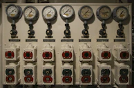 Neumatic control panel with gauges and valves, highlighting automation technology.