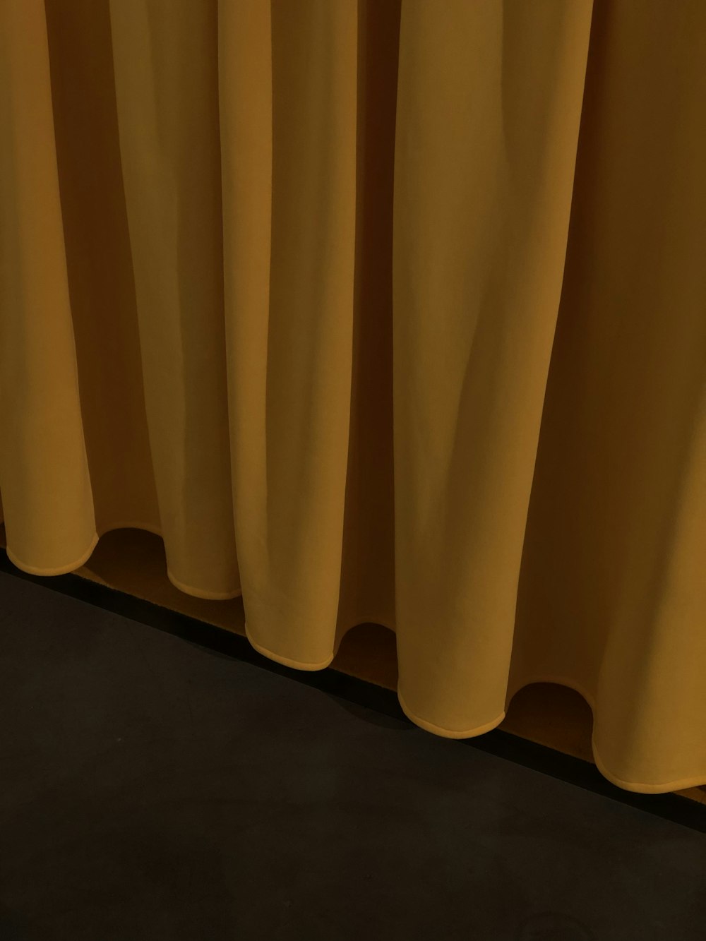 gelber Vorhang auf braunem Holzboden