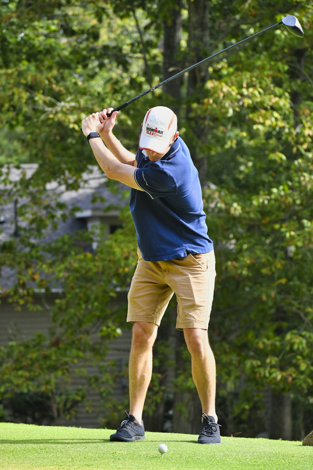 Un uomo che oscilla una mazza da golf su un campo da golf