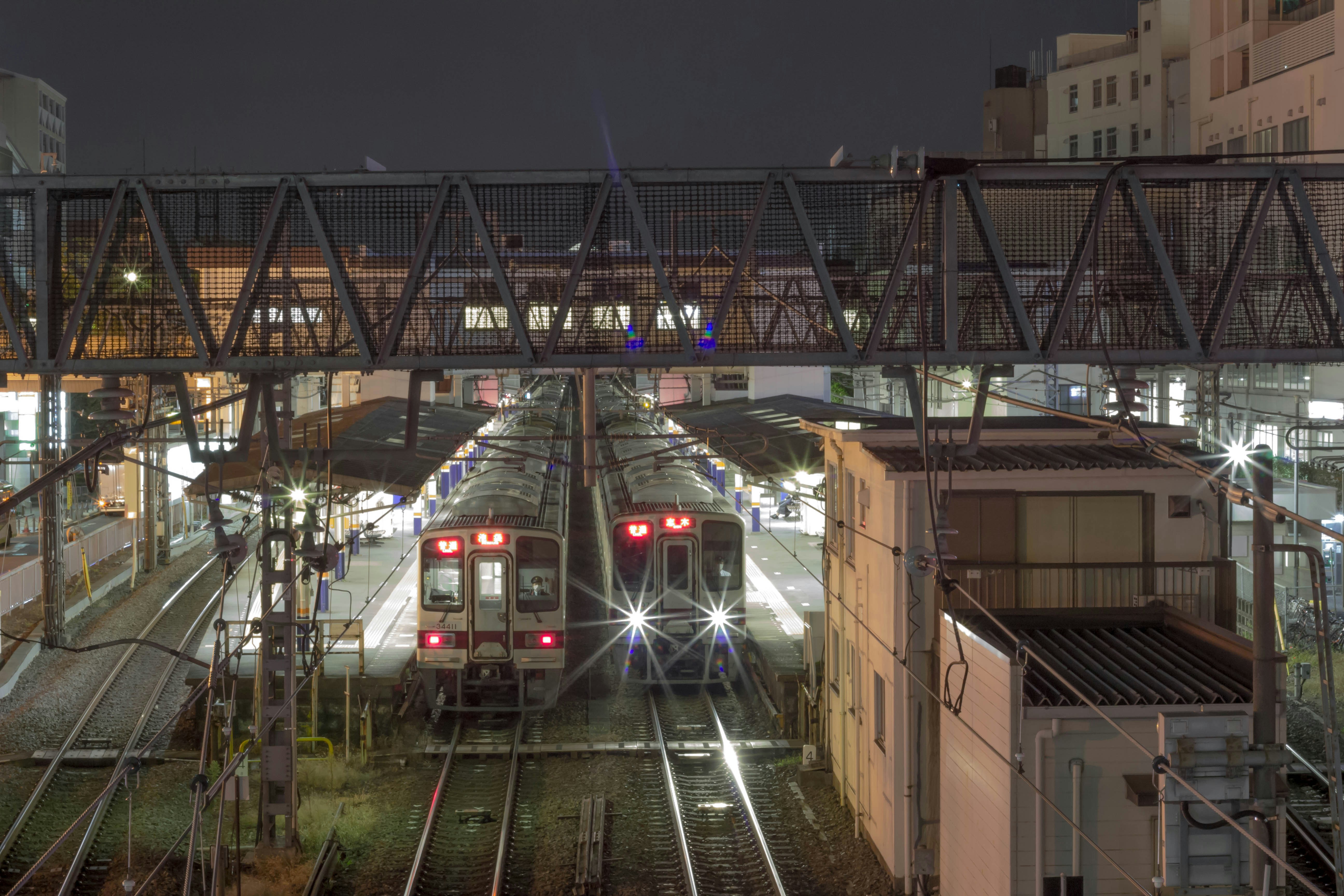 Tren rojo y blanco en las vías del tren durante la noche