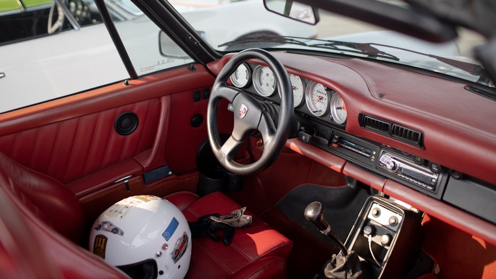 Interior del coche rojo y negro