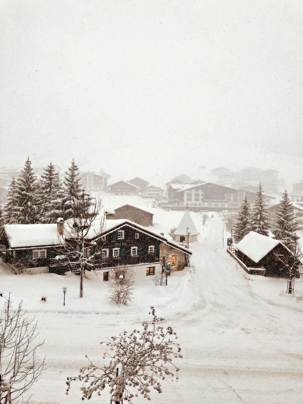 Casa de madera marrón cubierta de nieve durante el día