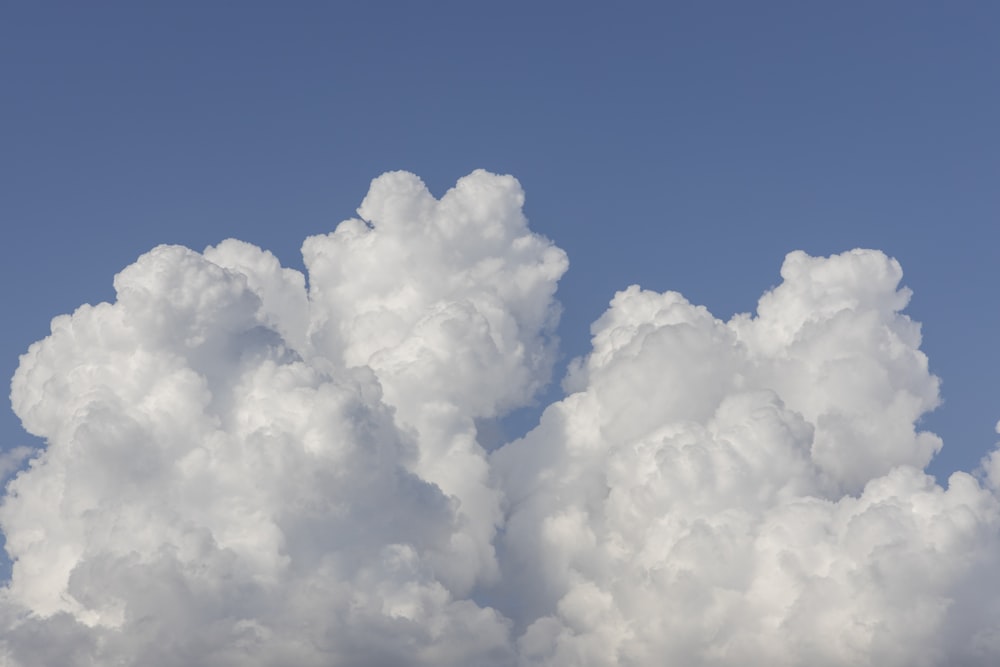 昼間の青空に白い雲