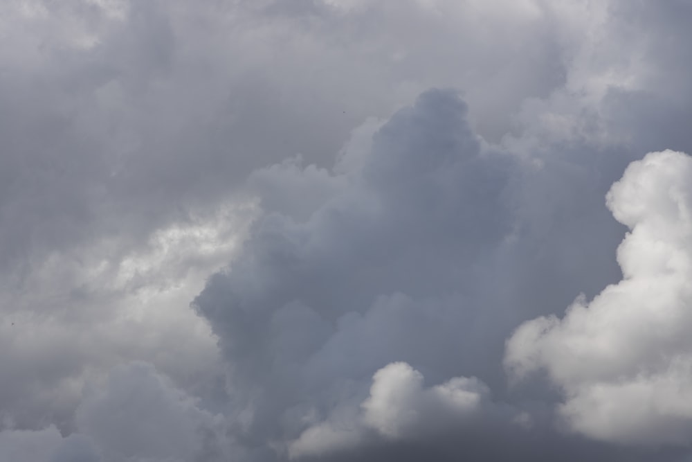 Weiße Wolken und blauer Himmel