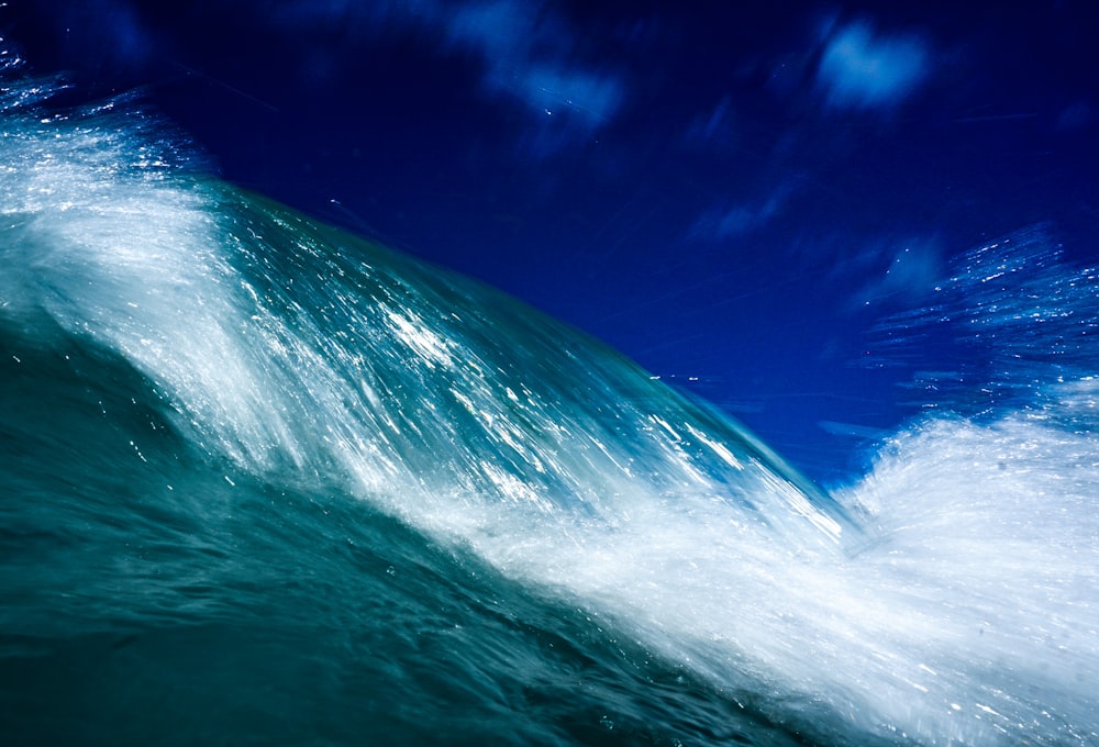 vagues de l’océan sous le ciel bleu pendant la journée