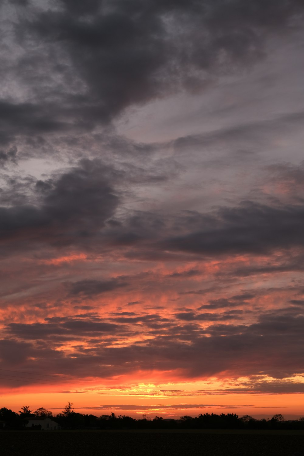 nuages orange et gris au coucher du soleil