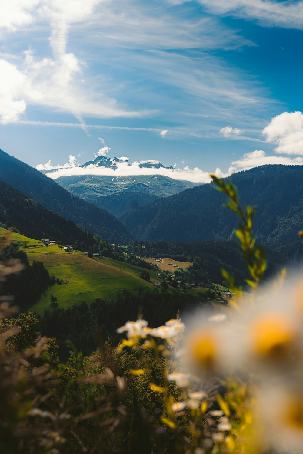 Montañas verdes bajo el cielo azul durante el día