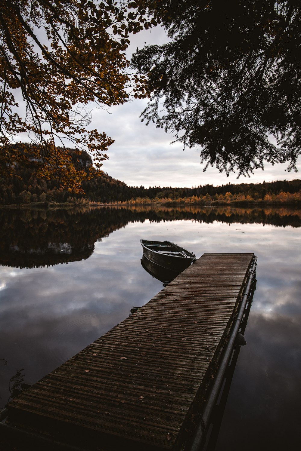 Quai en bois brun sur le lac pendant la journée