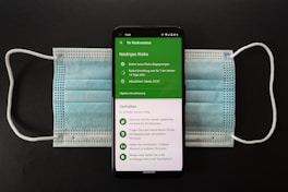 black android smartphone on white paper von Markus Winkler (@markuswinkler)