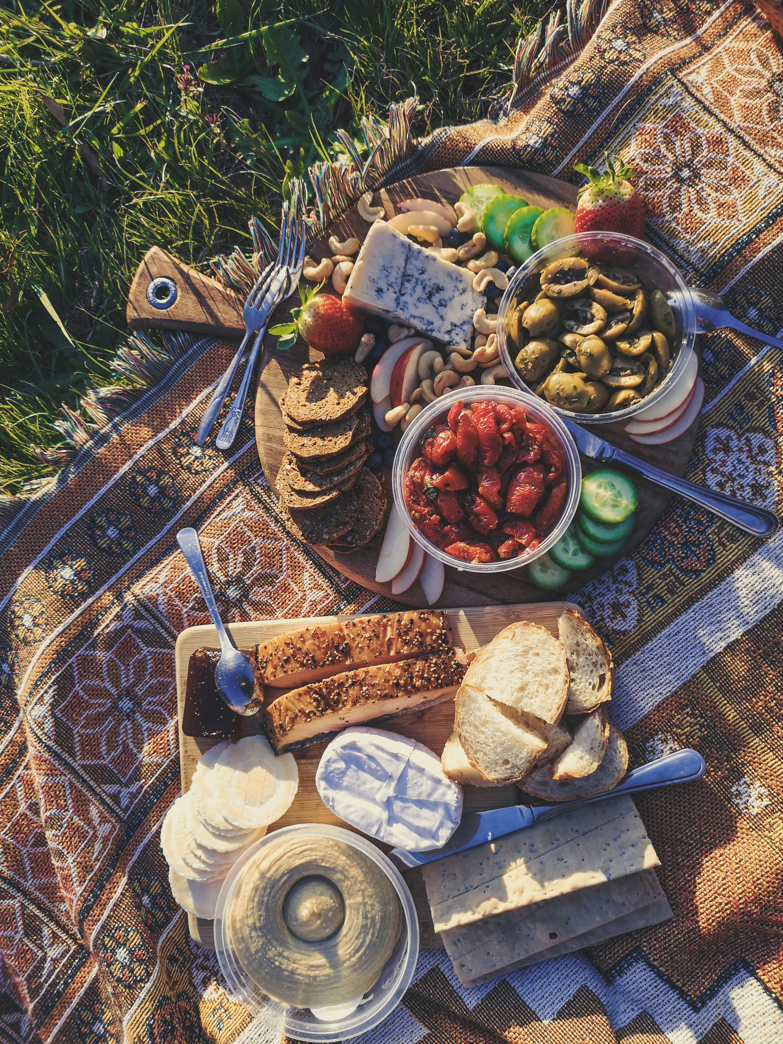 pan de molde en tabla de cortar de madera marrón