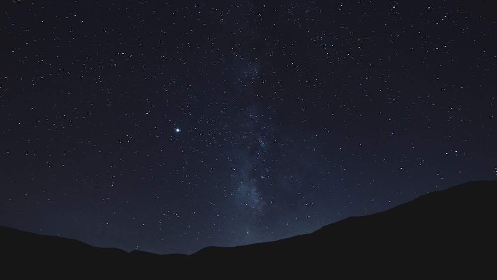 Silhouette de montagne sous la nuit étoilée