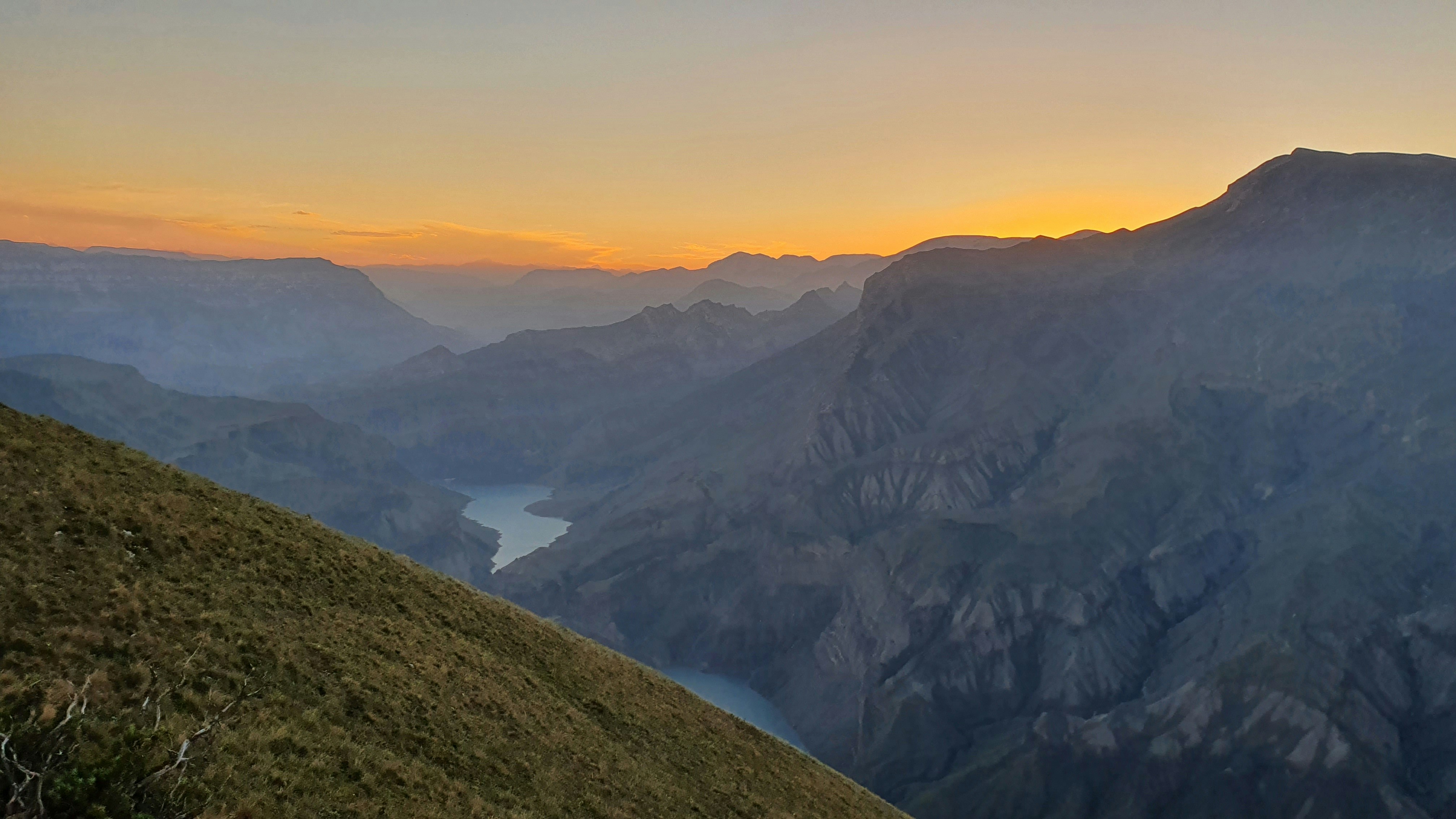 Серые и чёрные горы на закате