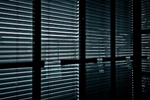 white window blinds during daytime