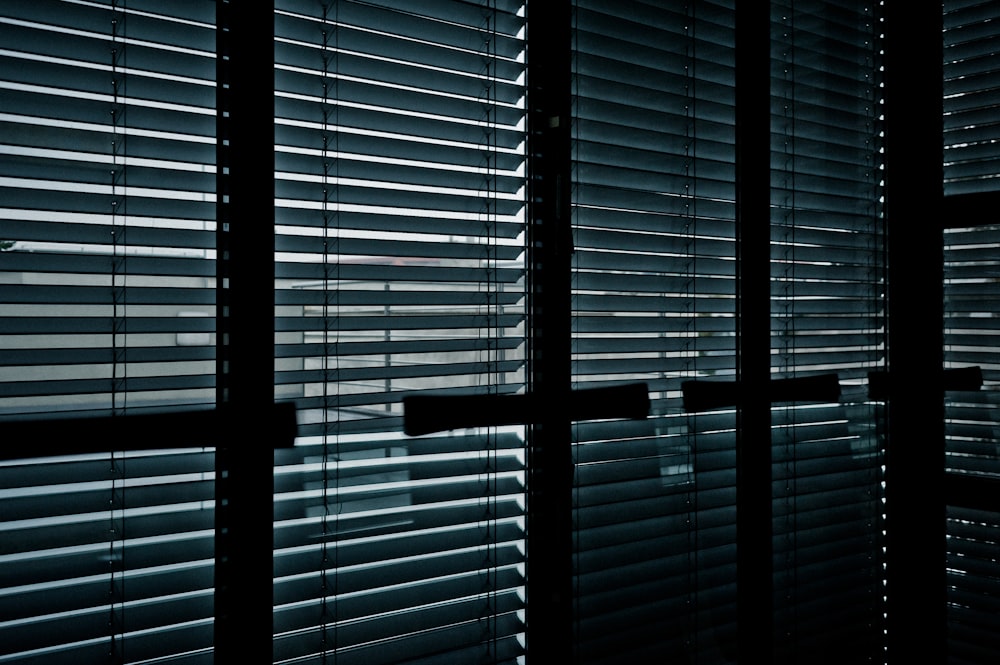 white window blinds during daytime