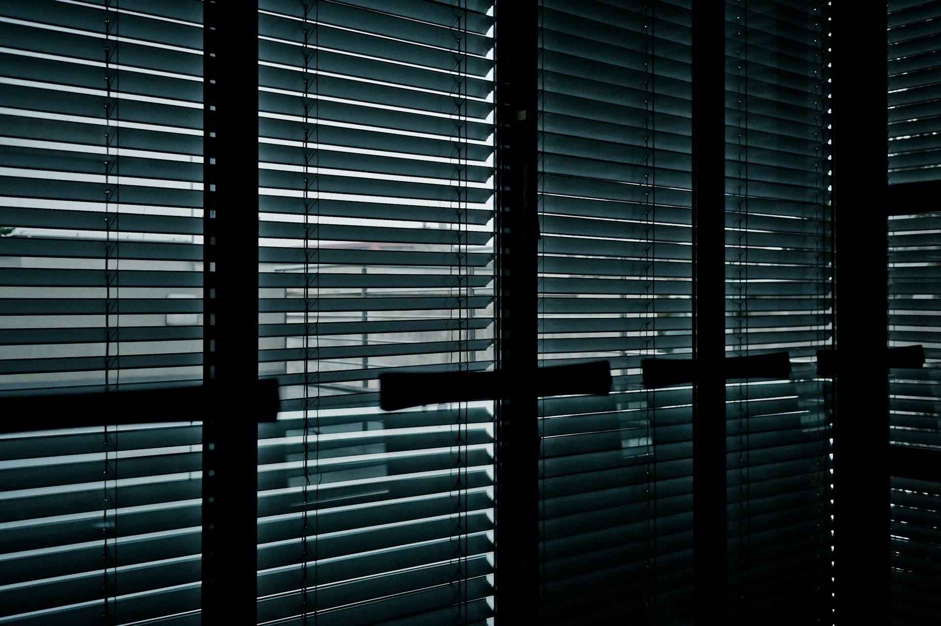 white window blinds during daytime
