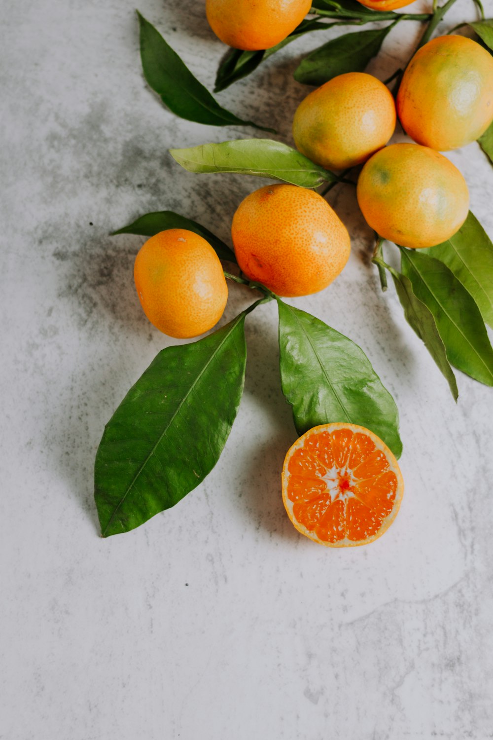 白い表面にオレンジ色の果物