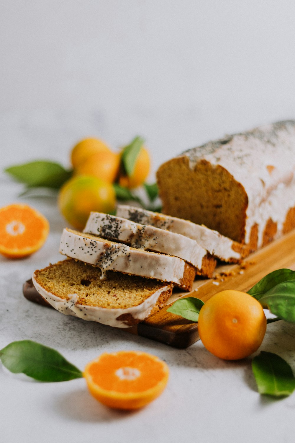 pão fatiado com fruta laranja fatiada em prato de cerâmica branca