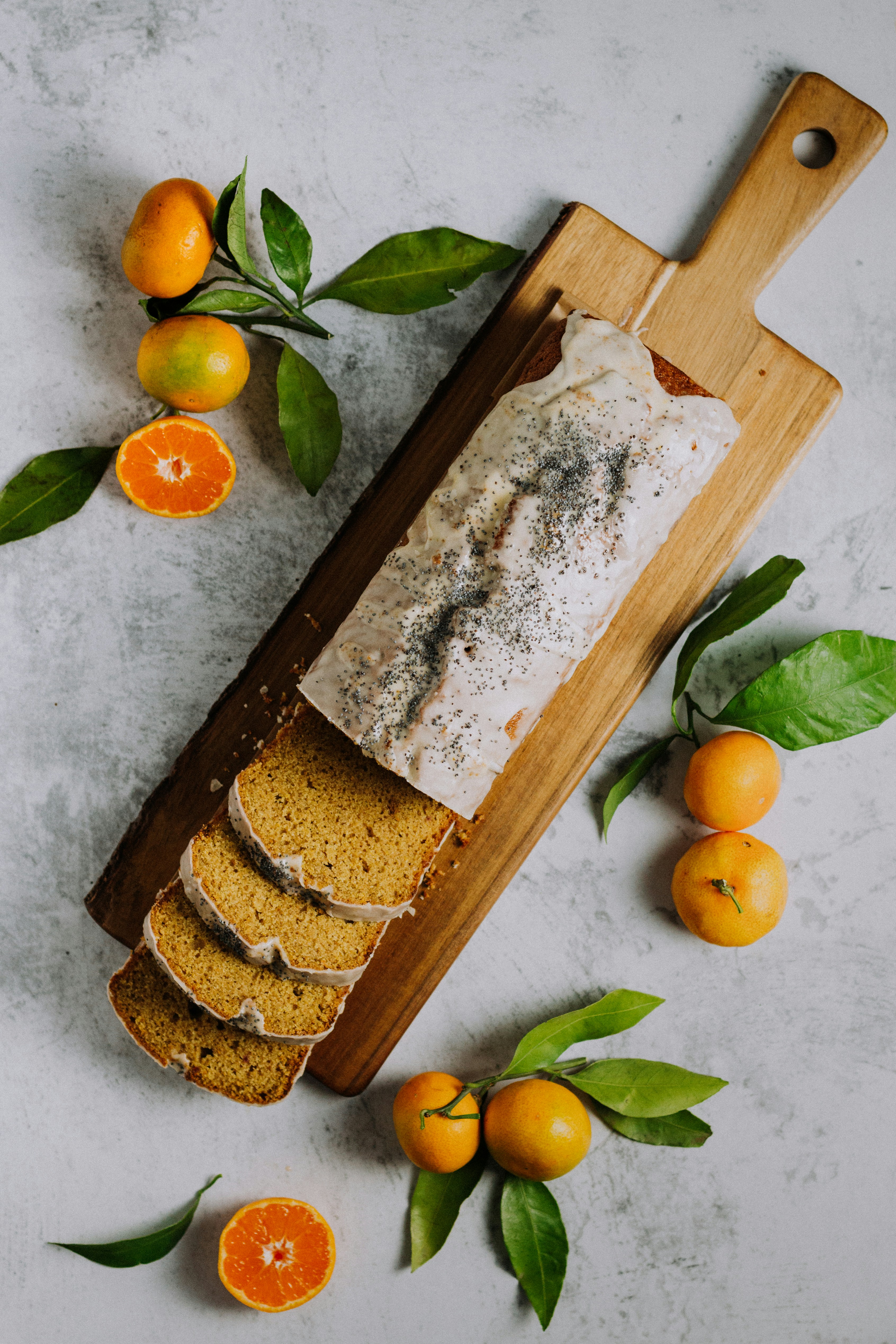 Brotscheiben auf braunem Holzschneidebrett