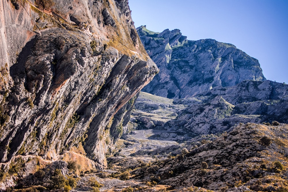 Montaña rocosa bajo el cielo azul durante el día