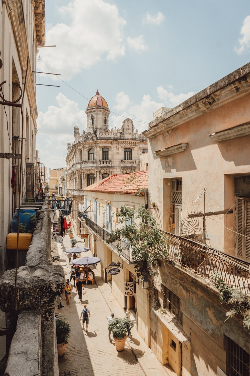 Calle de La Habana, Cuba — personas caminando entre edificios coloniales con fachadas de colores