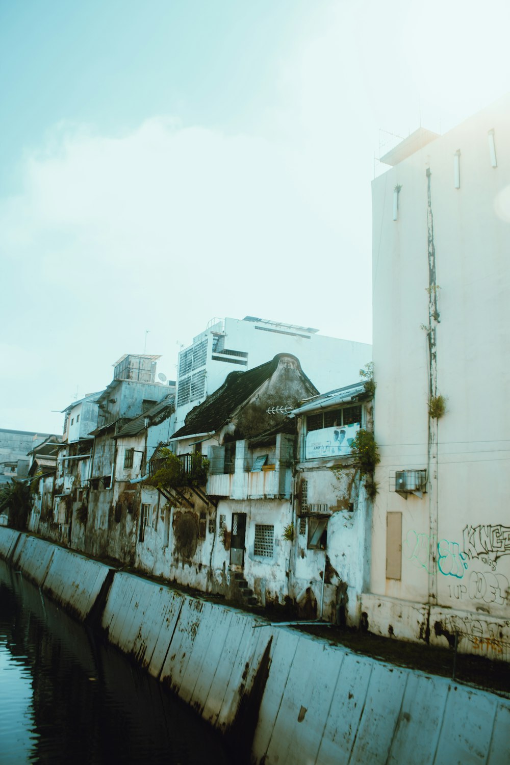 edificio in cemento bianco durante il giorno