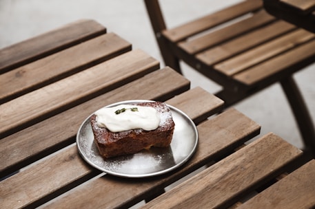 Primer plano de una torta vegana bellamente decorada con ingredientes naturales.