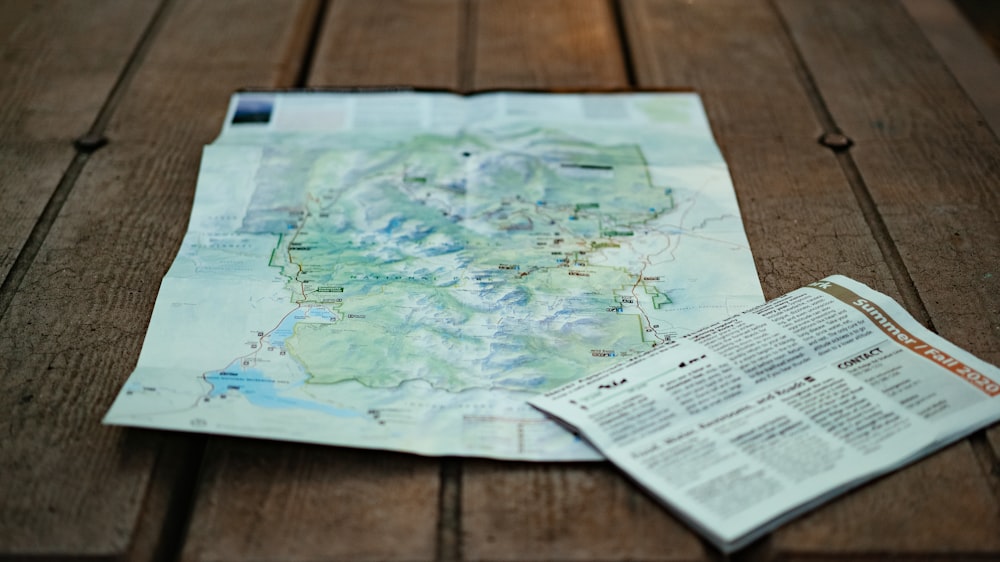 papier d’imprimante blanc sur table en bois brun