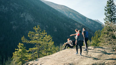 A group of friends enjoying a guided excursion organized by Viajes Lae, with scenic mountains in the background.