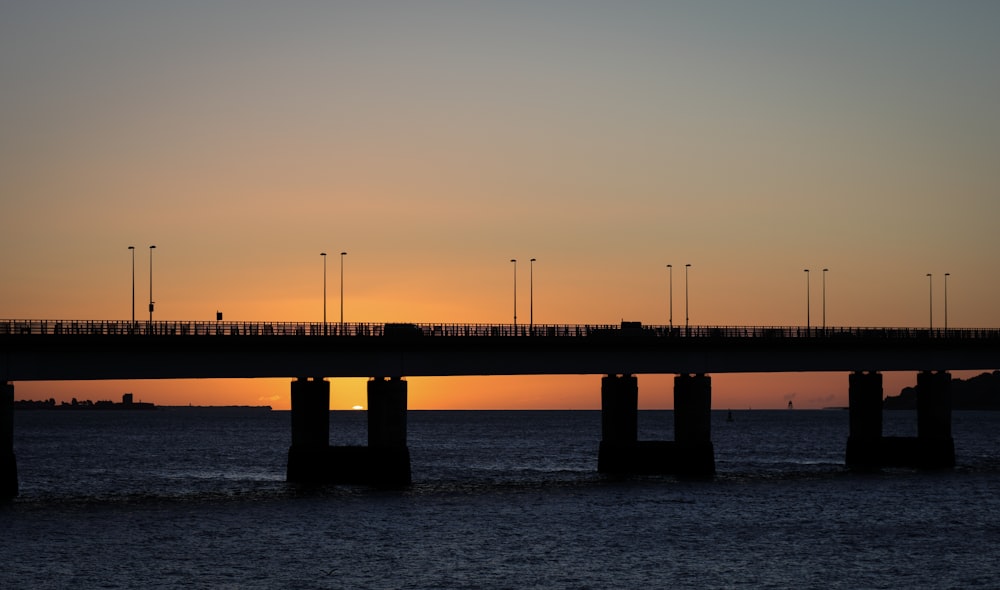 Silueta del puente durante la puesta del sol