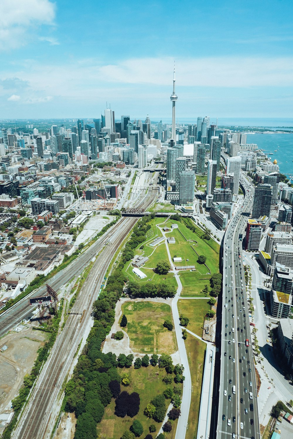 Vista aérea de los edificios de la ciudad durante el día