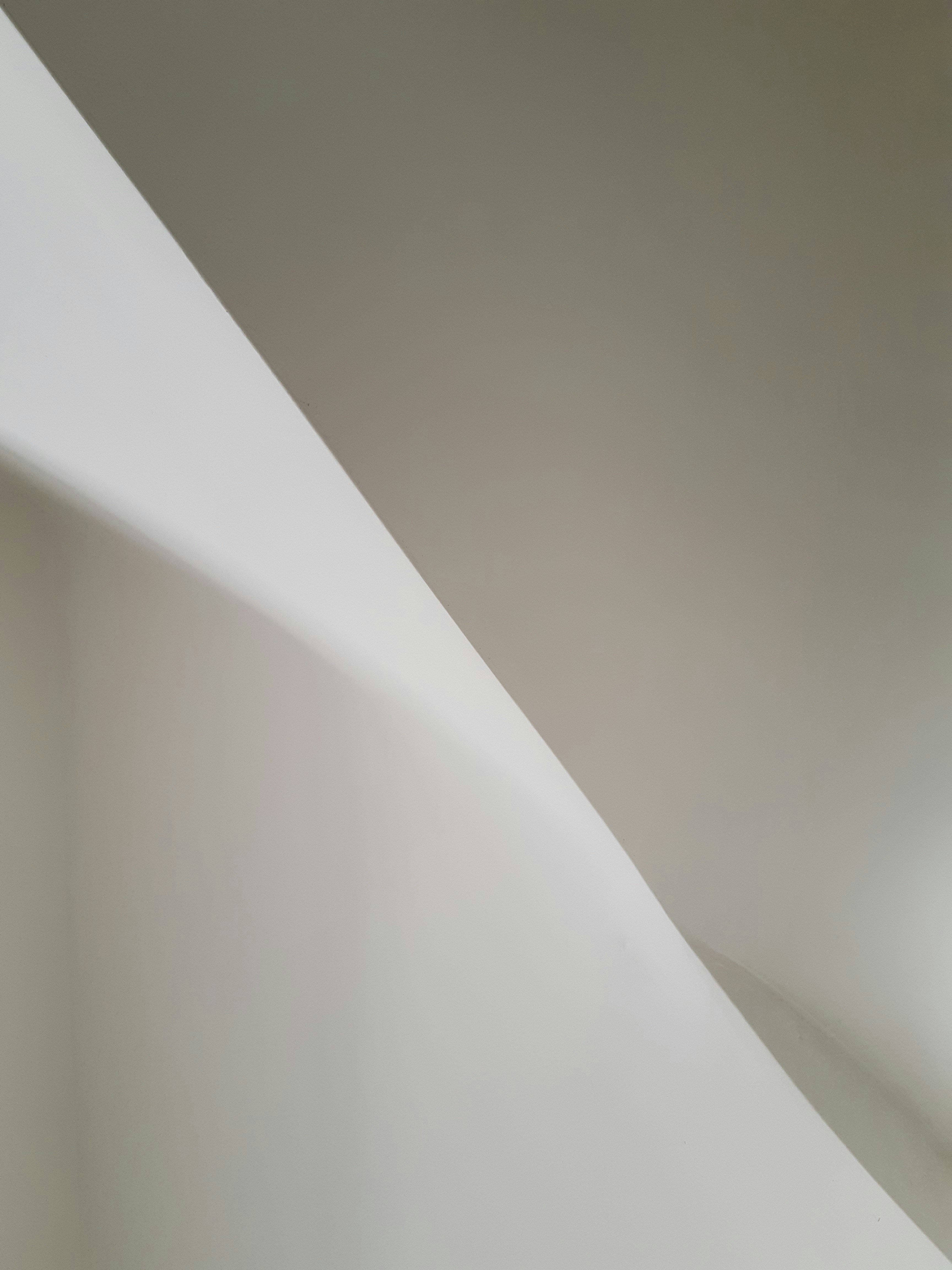 Can Flatter Minima Improve Out-of-Distribution Robustness?