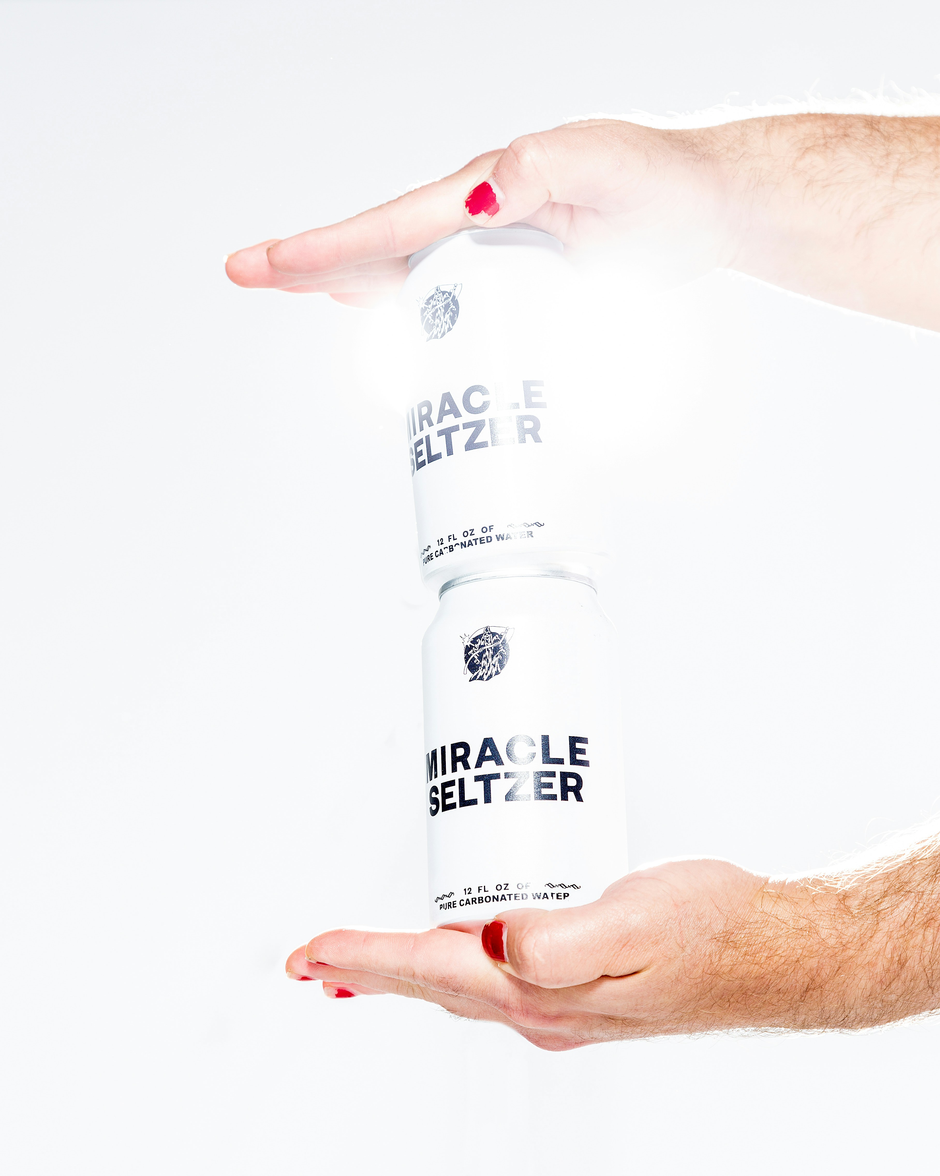 Persona sosteniendo una botella de plástico blanca