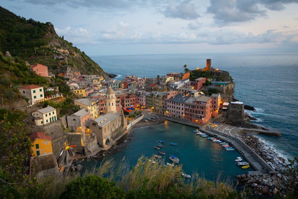 Veduta aerea degli edifici della città vicino allo specchio d'acqua durante il giorno