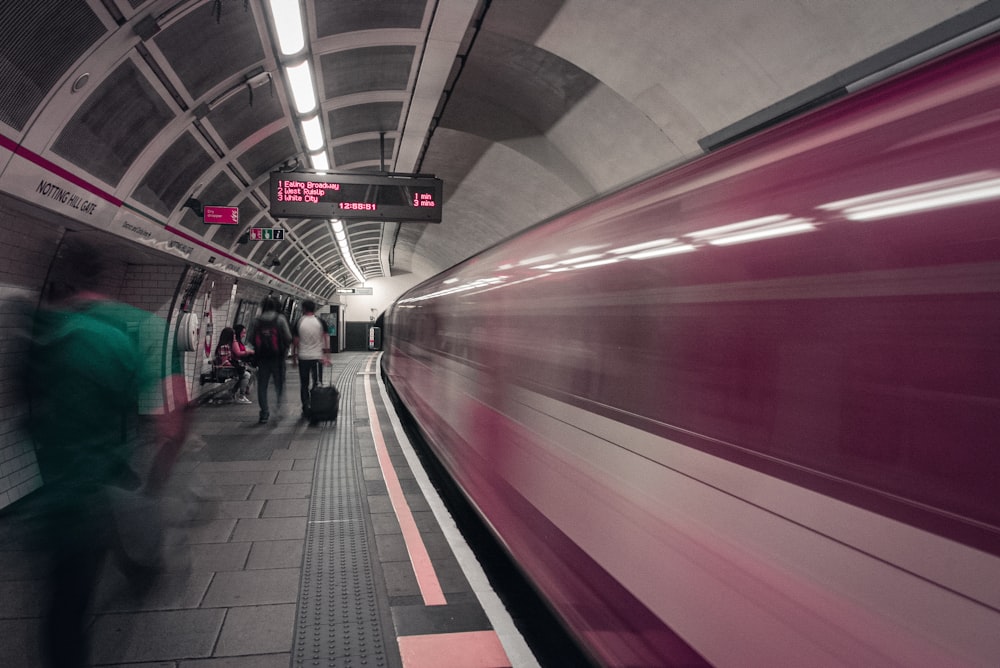 persone che camminano sulla stazione ferroviaria