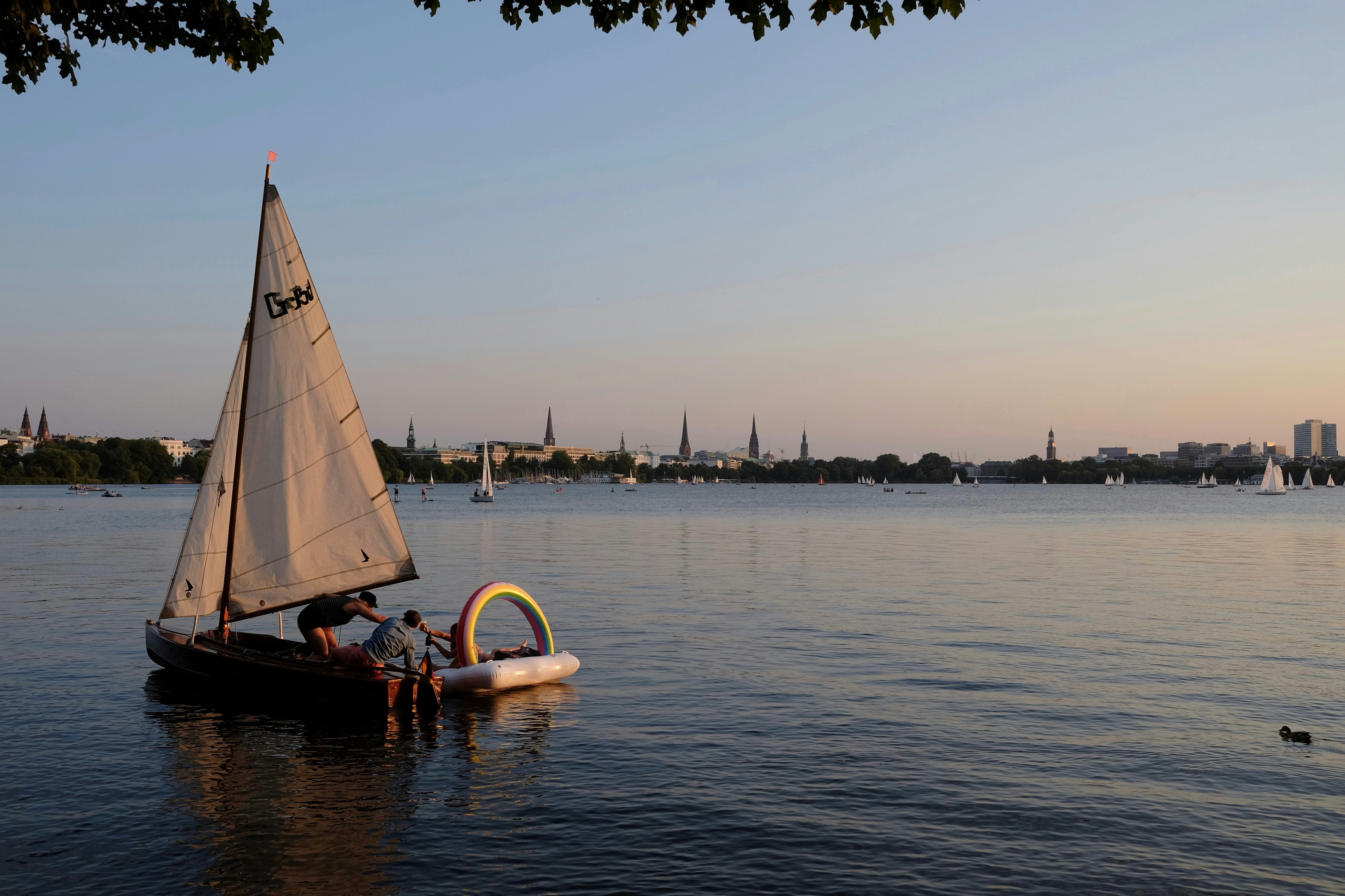 Tender o dinghy: para qué sirve y cómo elegir el correcto para tu velero — Espacio Náutico Buenos Aires