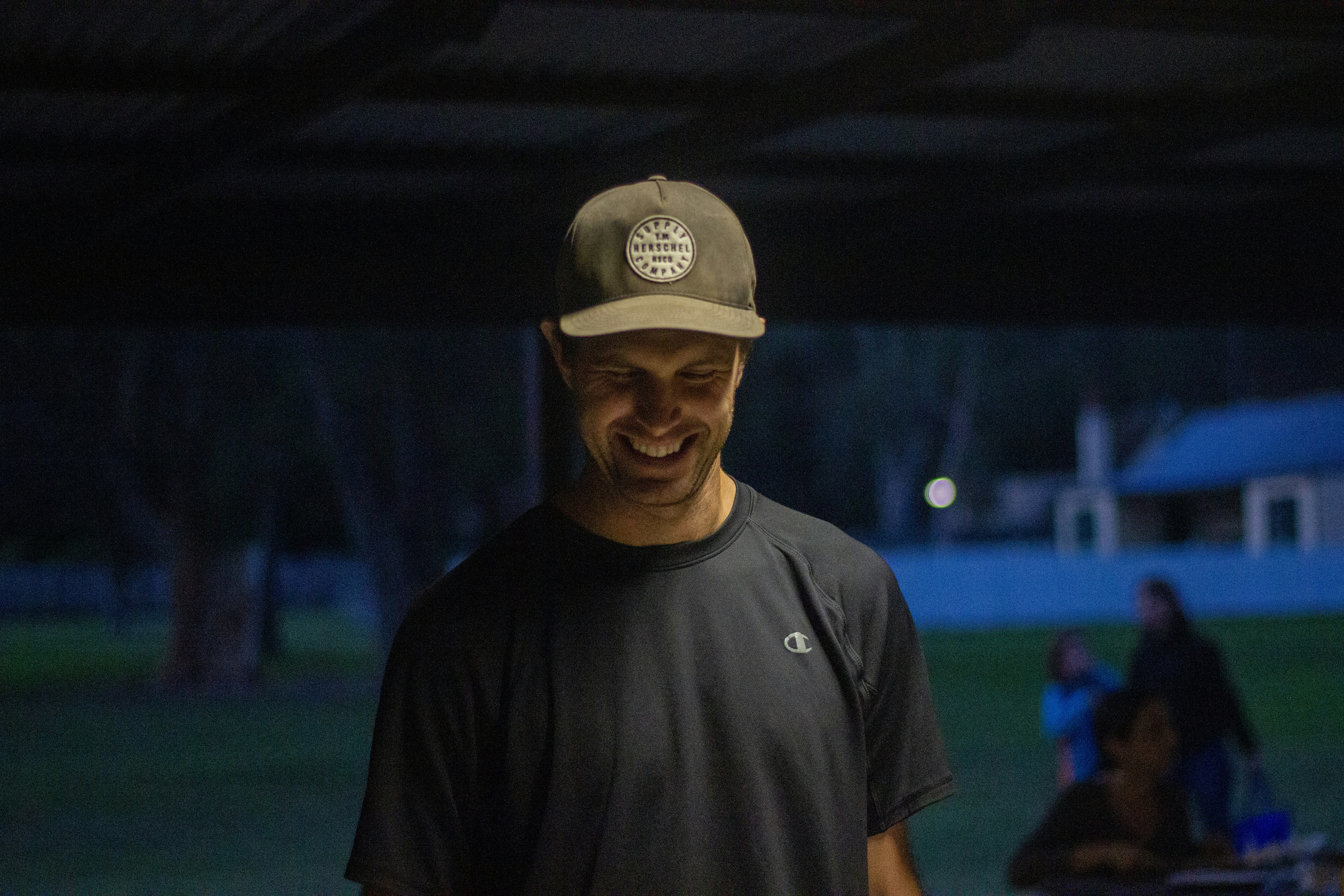 Mann in schwarzem Rundhals-T-Shirt und grau taillierter Mütze