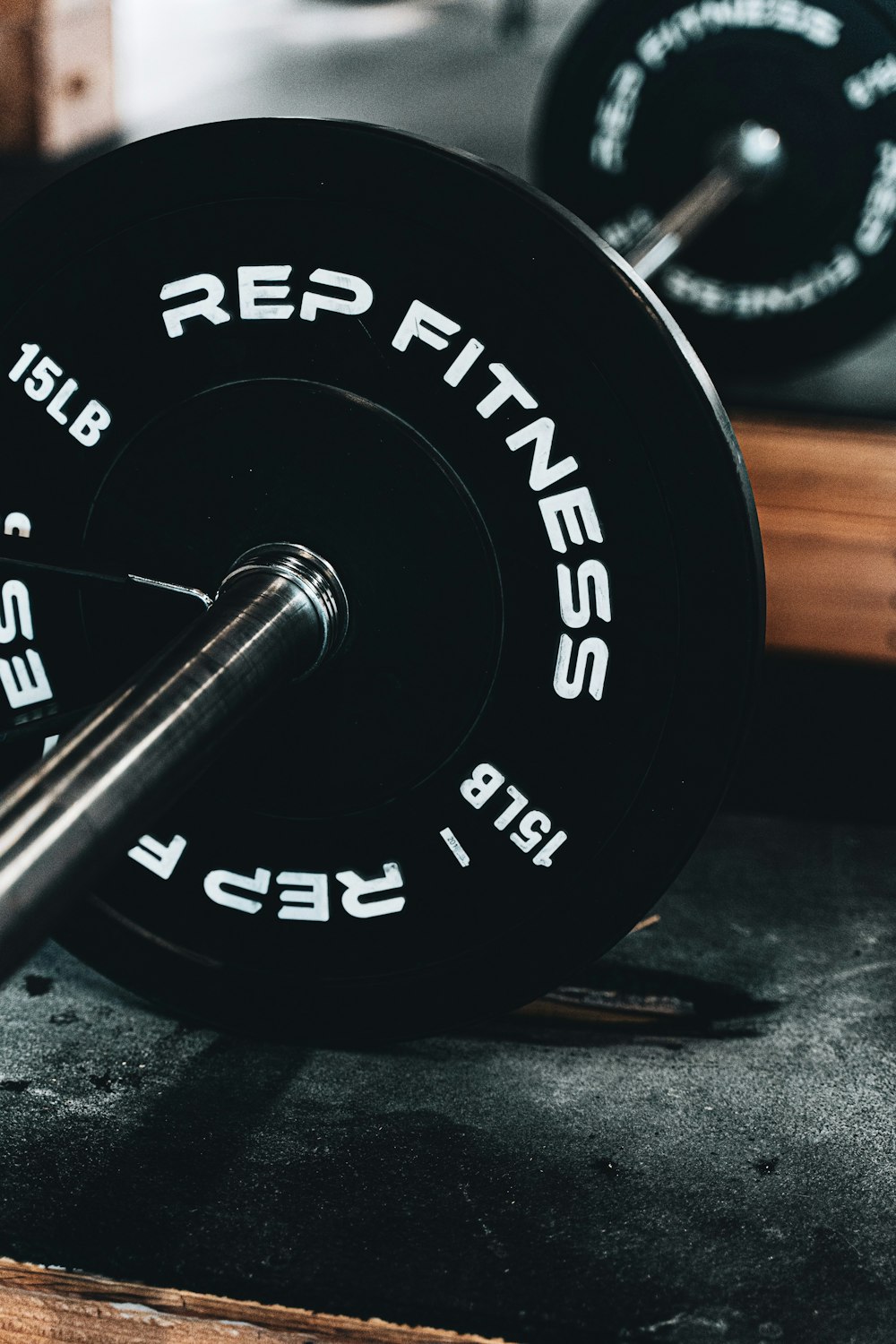 a close up of a barbell in a gym