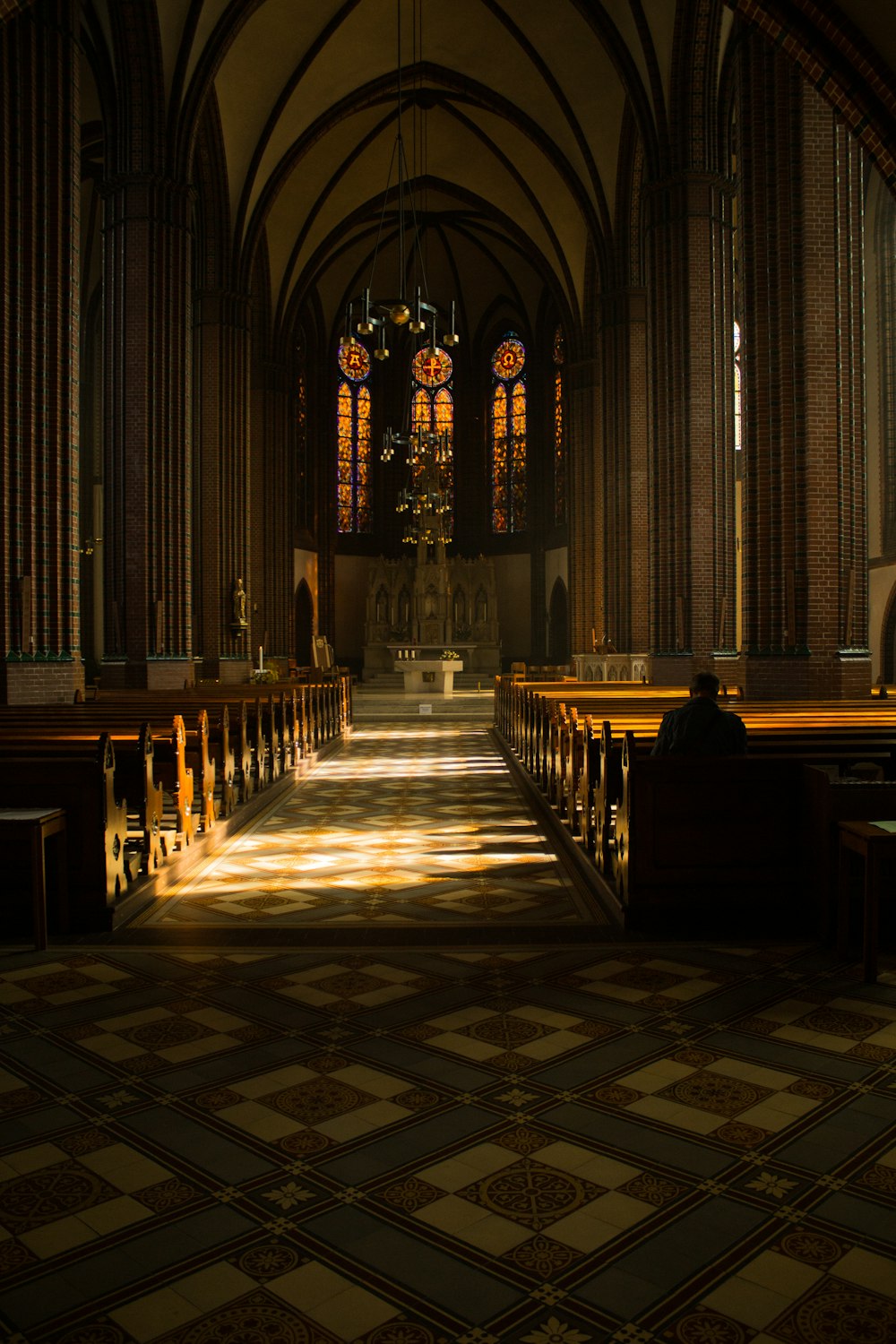 Sillas de madera marrón dentro de la iglesia