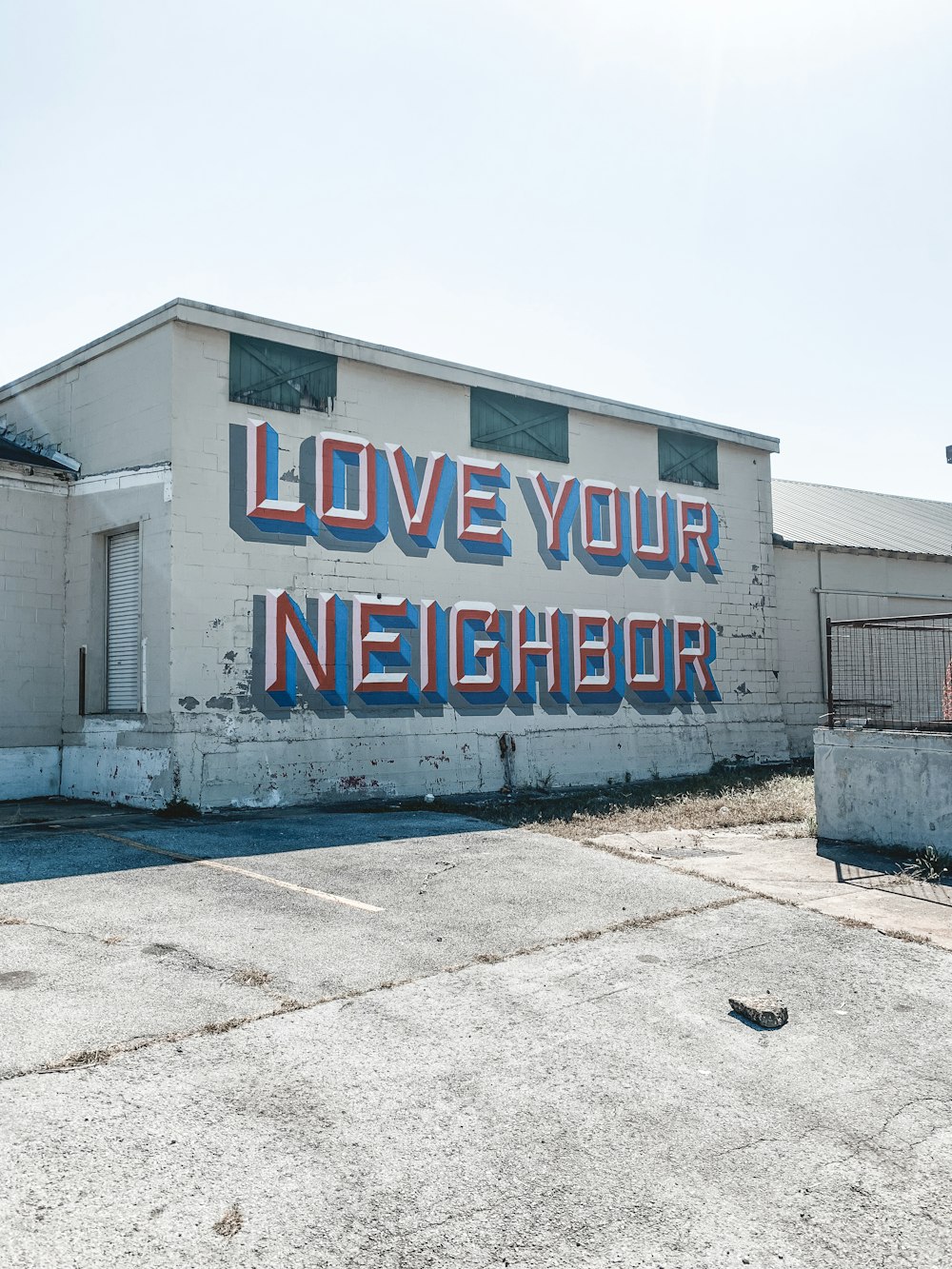 建物の側面にある「隣人を愛しなさい」と書かれた大きな看板