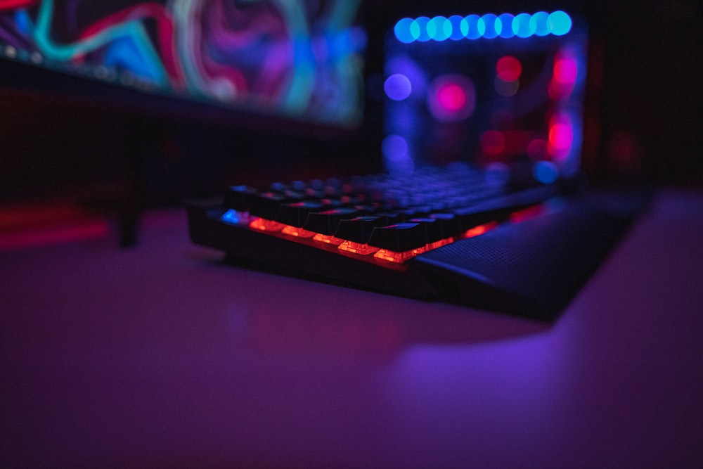 schwarze Computertastatur auf braunem Holztisch