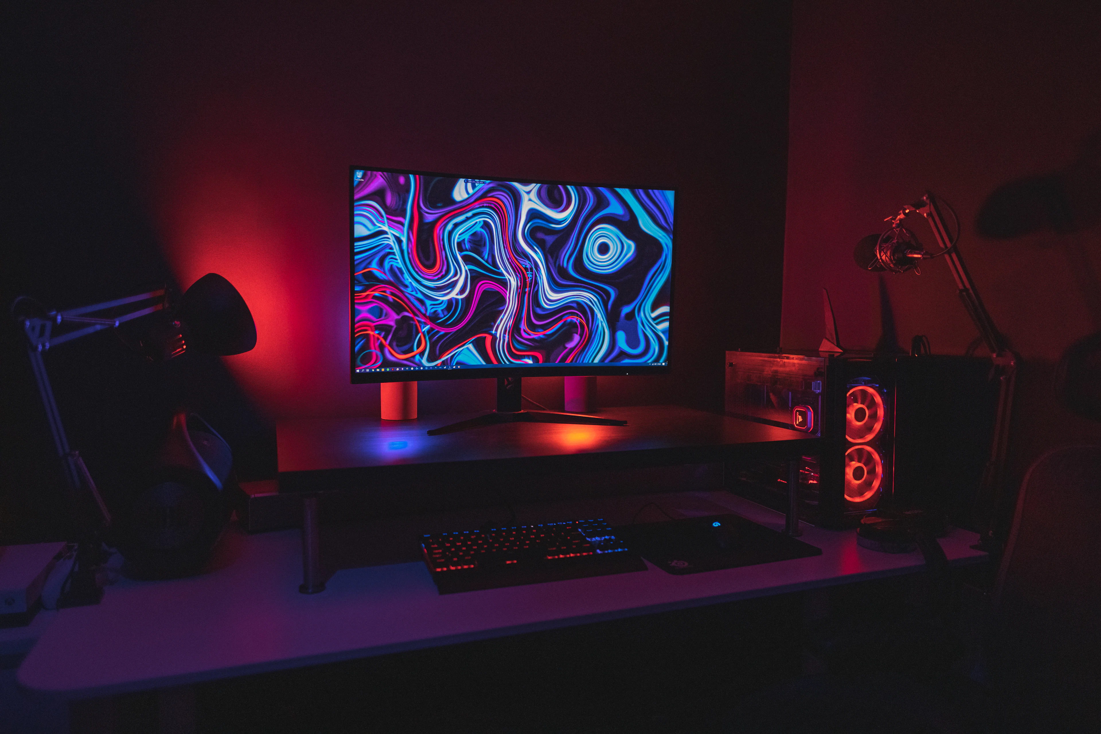 Scrivania da gioco con monitor ultrawide e luci rosse