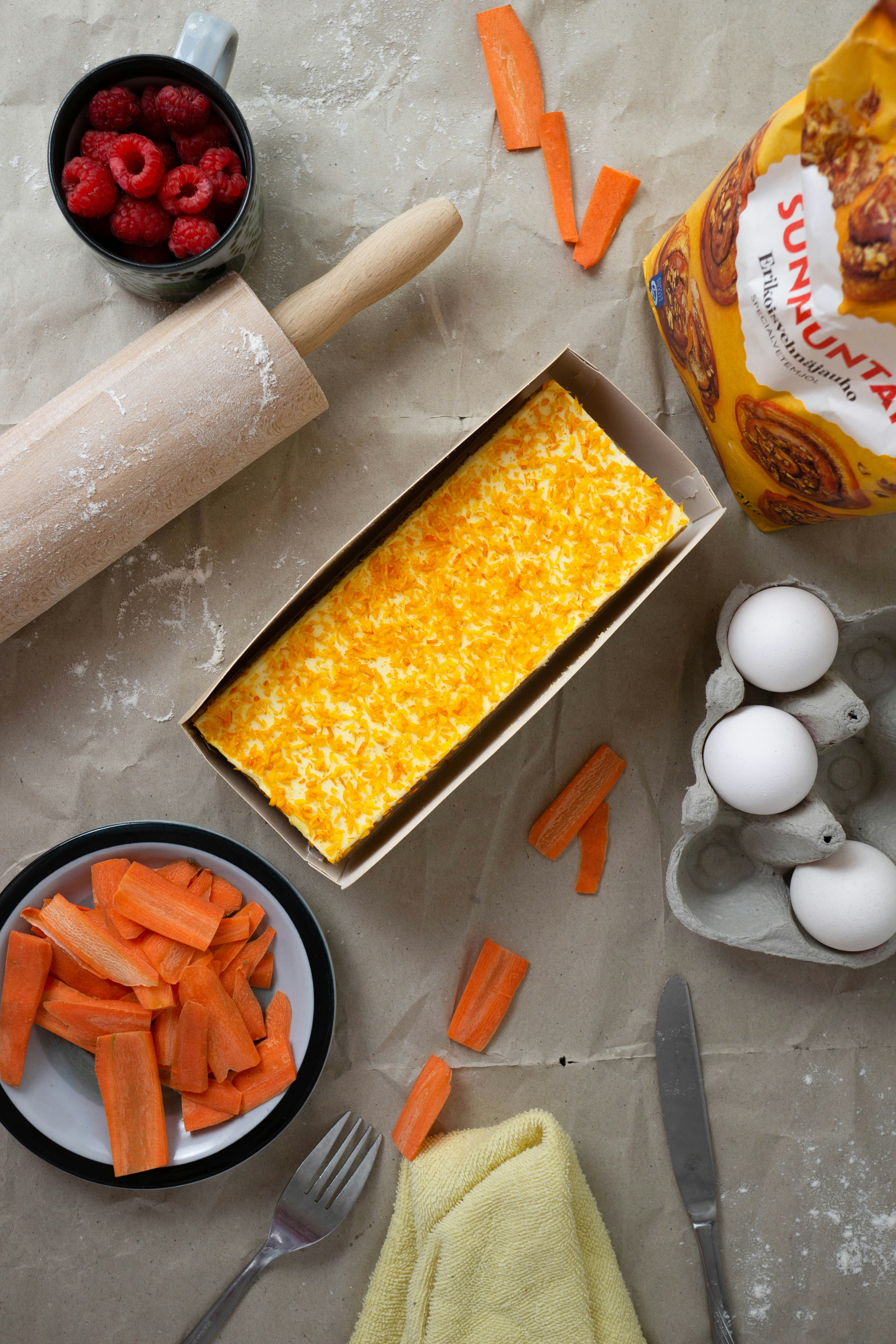 uovo e formaggio su piatto nero