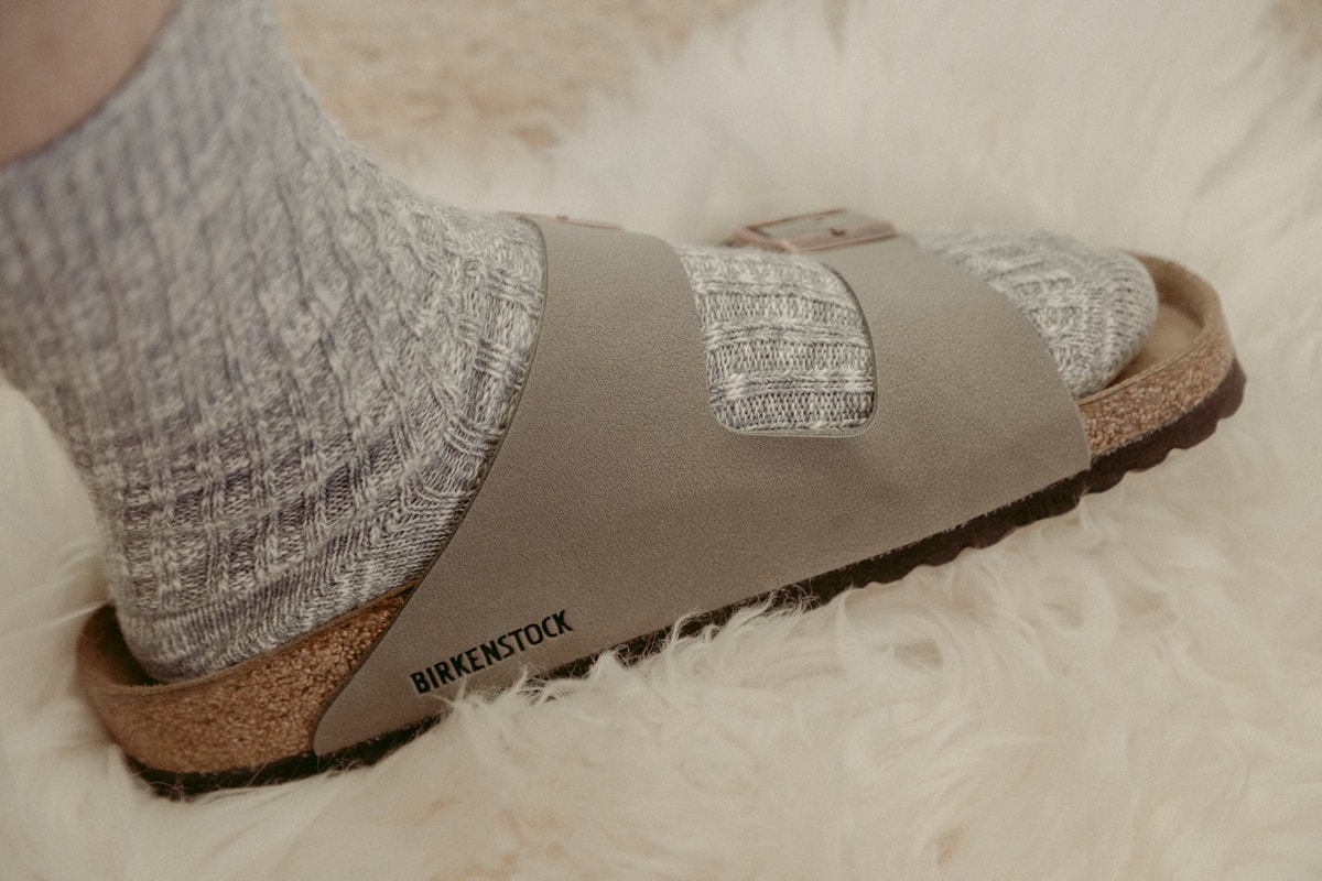 Les chaussettes invisibles pour Birkenstocks : l'accessoire indispensable de l'été pour les ados