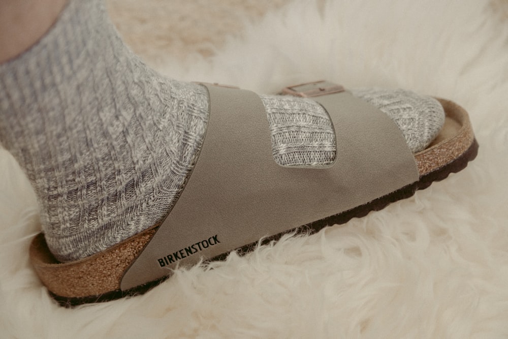 graue und braune Socke auf weißem Textil