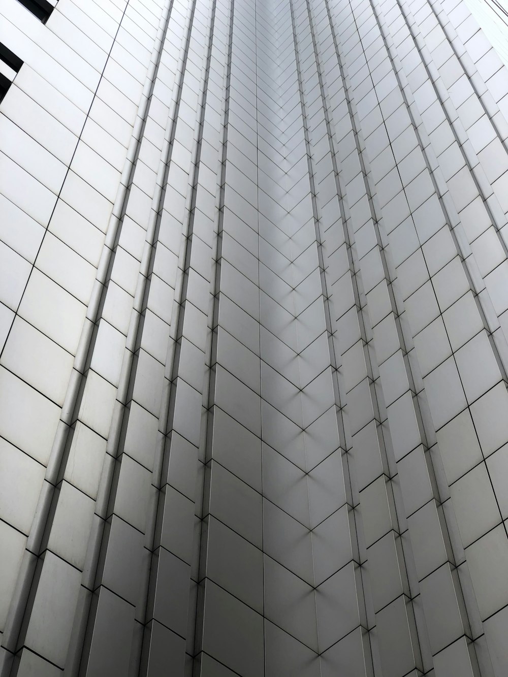 고층 건물의 낮은 각도 사진