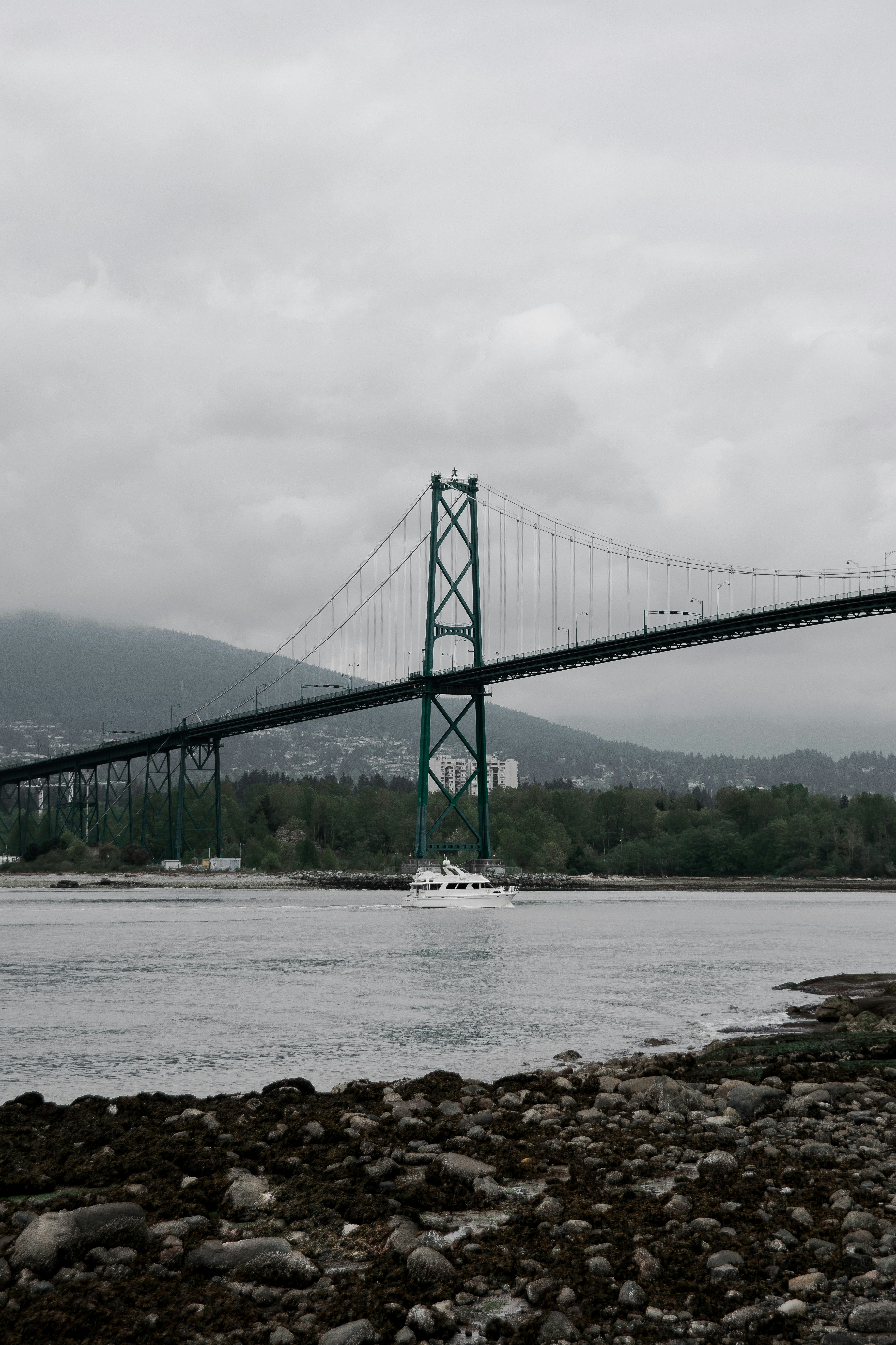 puente gris sobre el mar bajo el cielo blanco durante el día