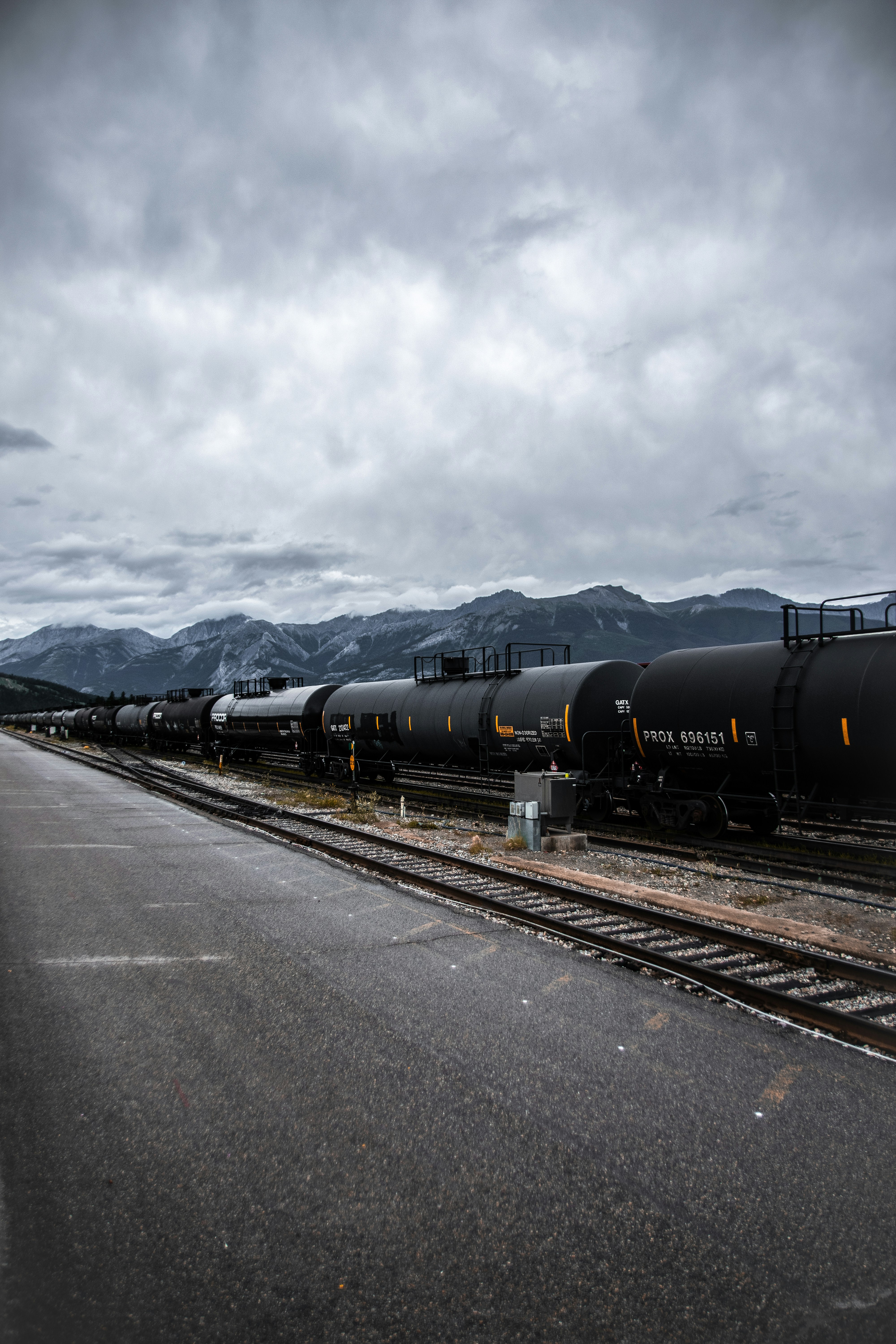 Schwarzer Zug tagsüber auf der Eisenbahn