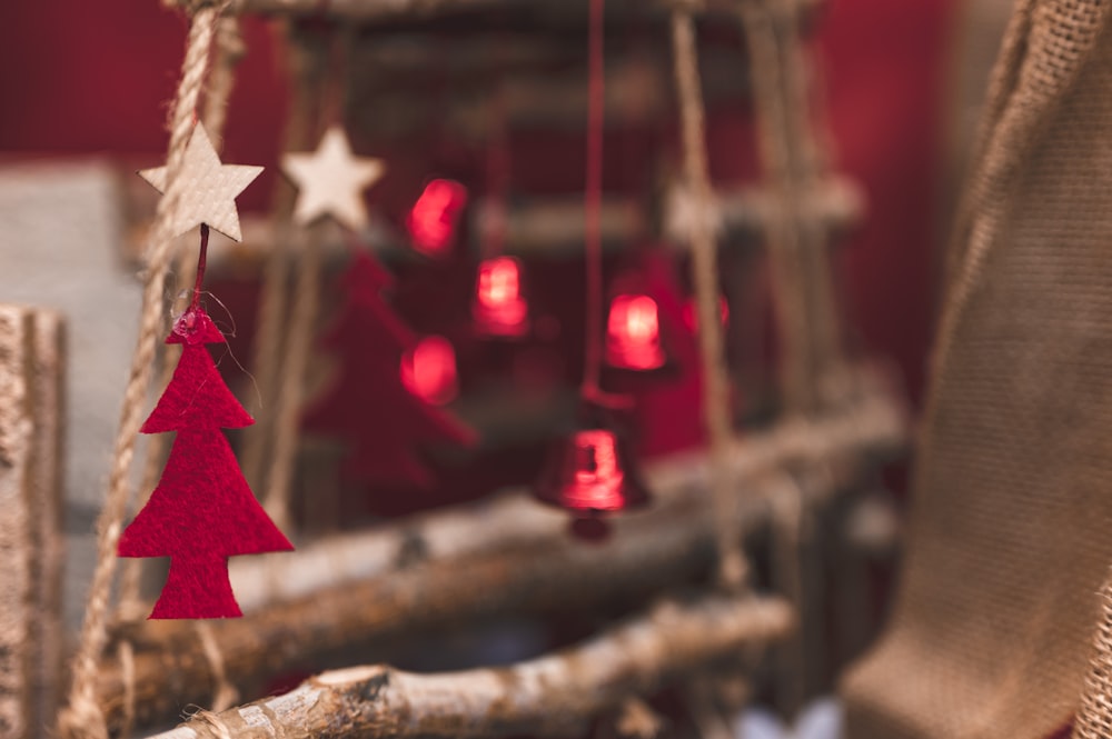 estrella roja colgando de la rama marrón de un árbol