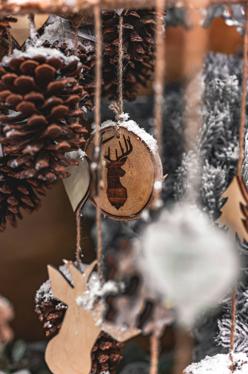 Ornamento a forma di cuore in legno marrone su pigna marrone