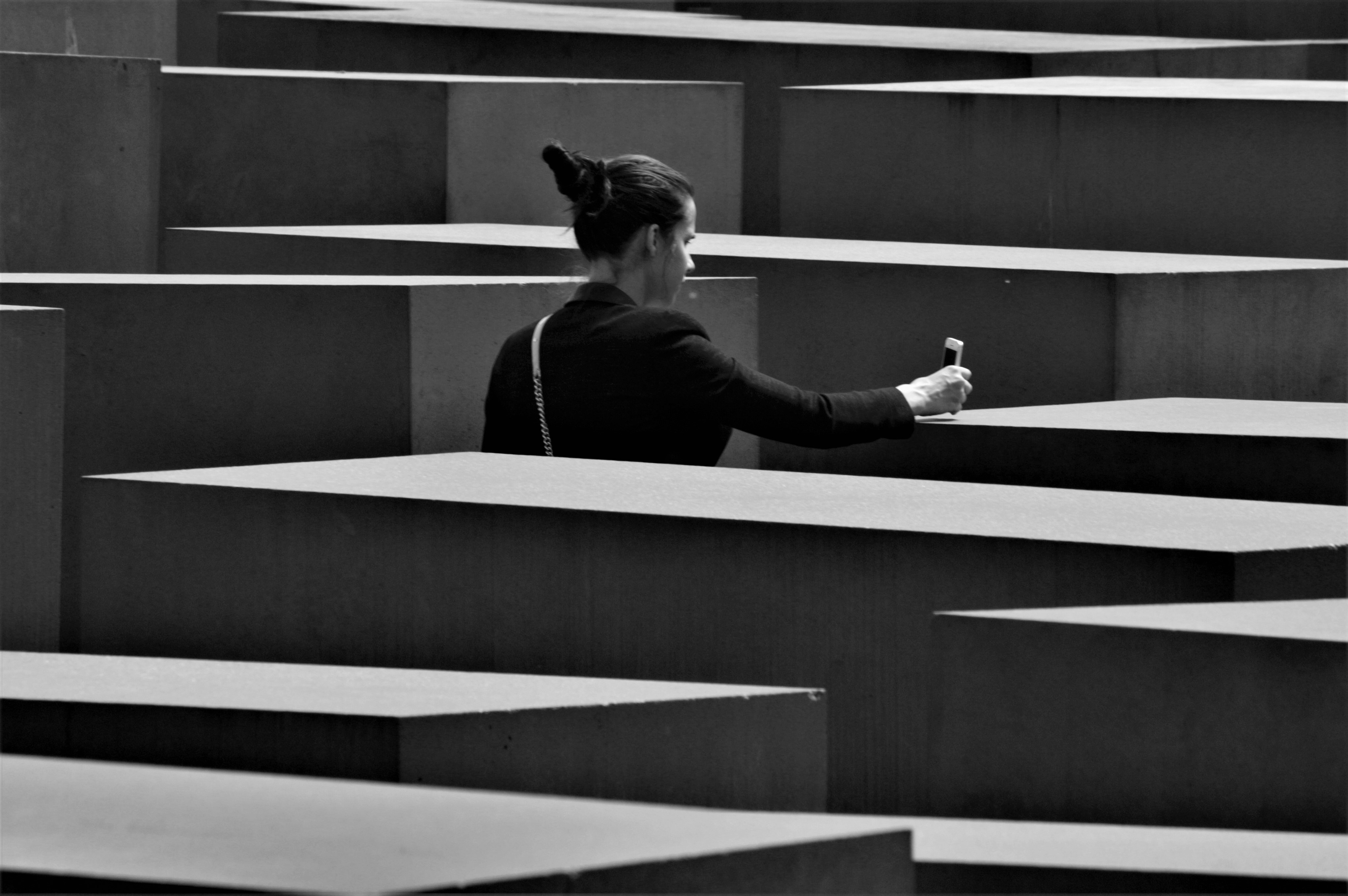 Vista aérea de una persona al inicio de un laberinto, simbolizando las estrategias inusuales para la creación de hábitos.